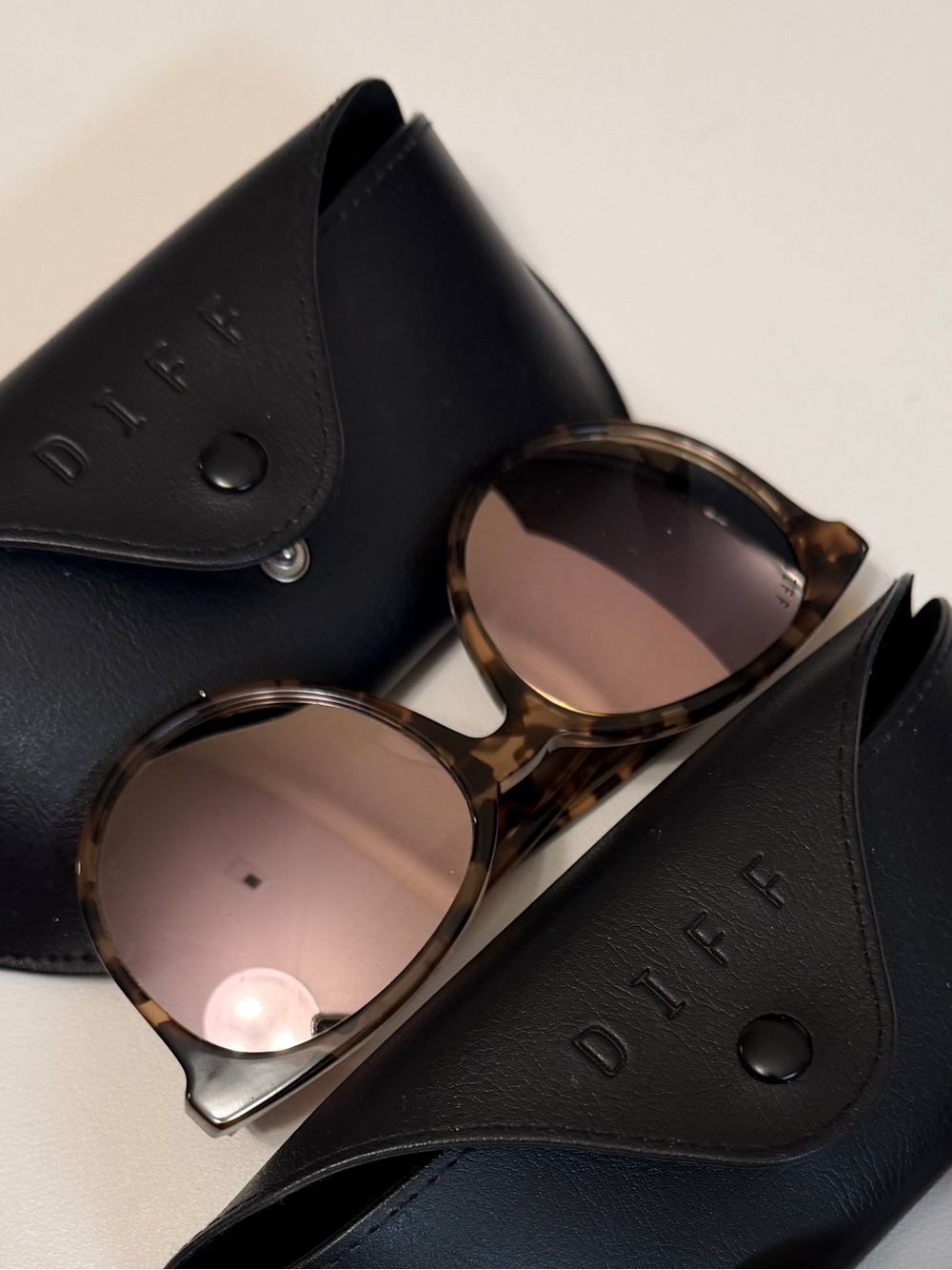 Diff sunglasses tortoise and pink flash lens